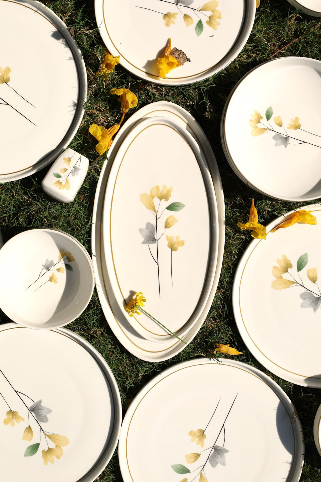 Karolina Flowers 30-Piece Dinner Set