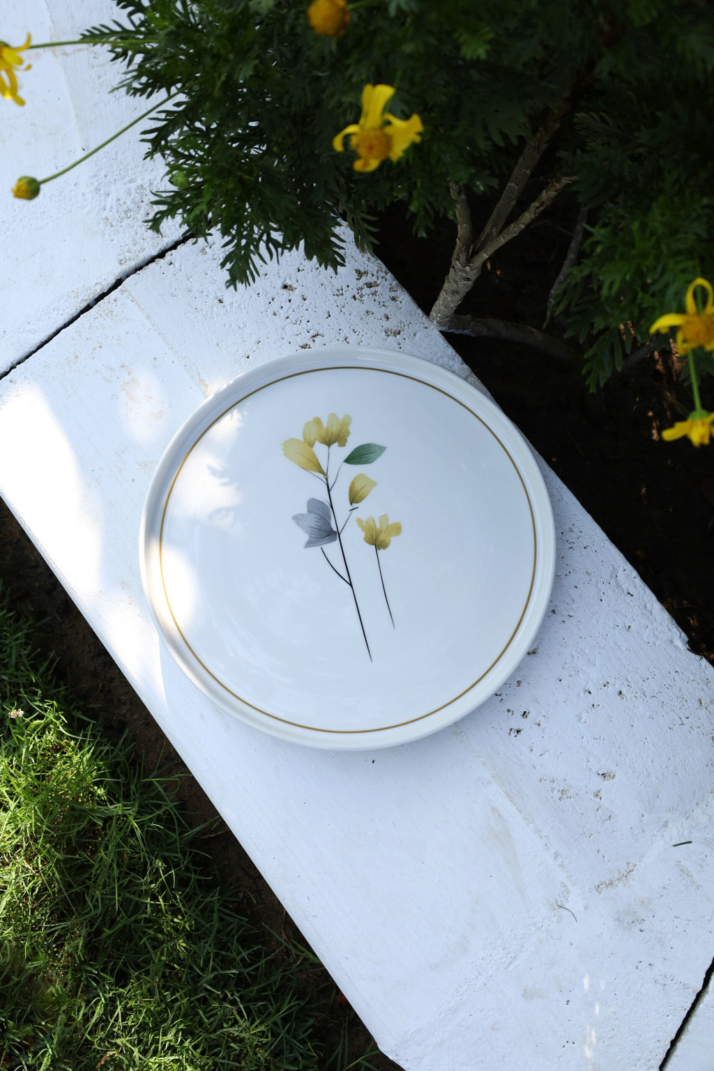 Karolina Flowers 30-Piece Dinner Set
