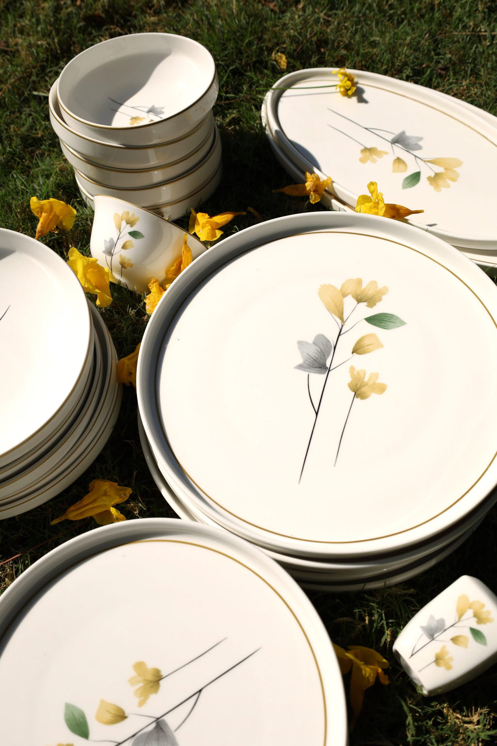 Karolina Flowers 30-Piece Dinner Set