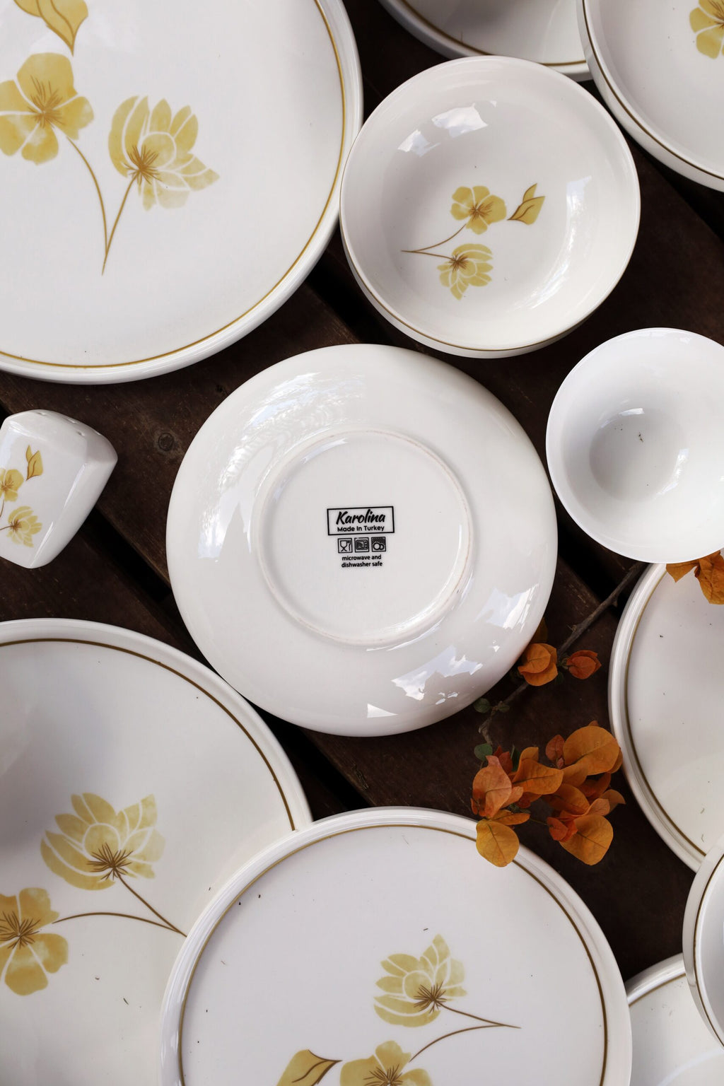 Karolina Flowers 30-Piece Dinner Set
