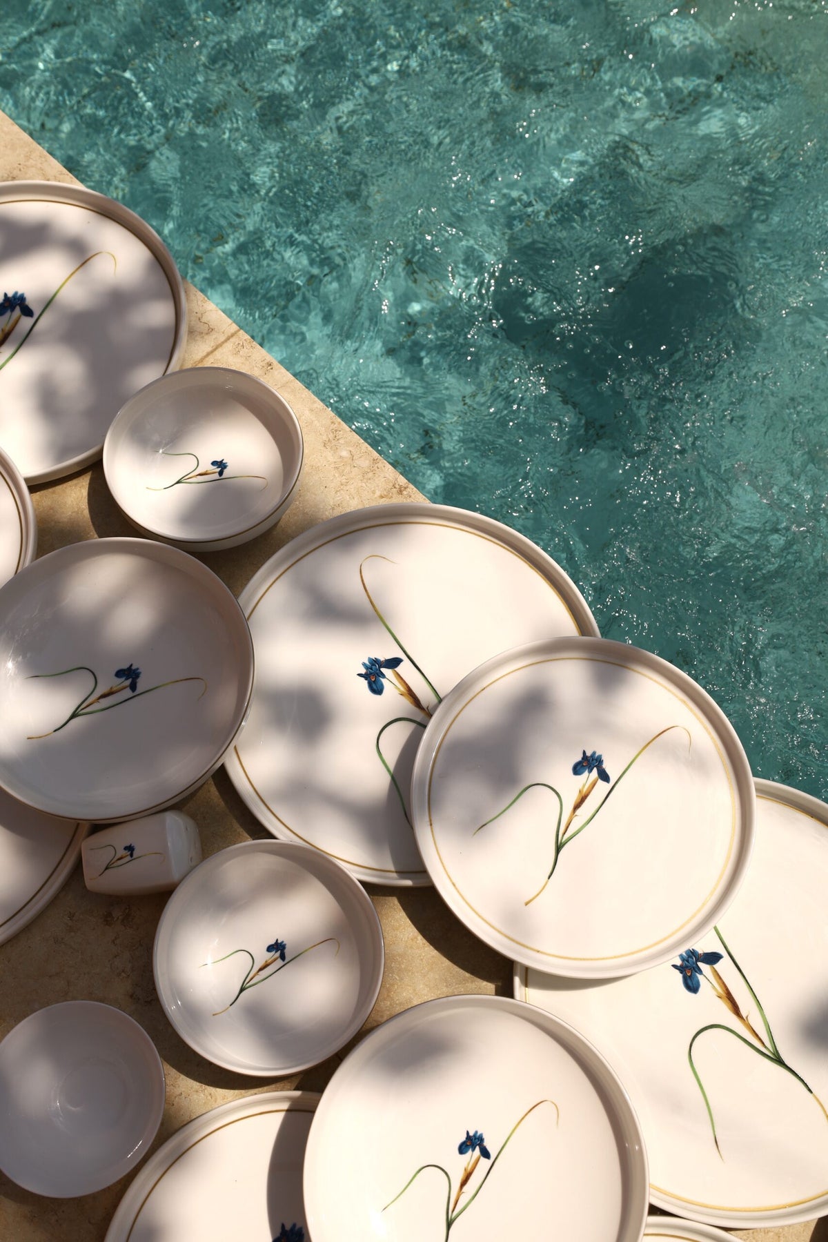 Karolina Flowers 30-Piece Dinner Set